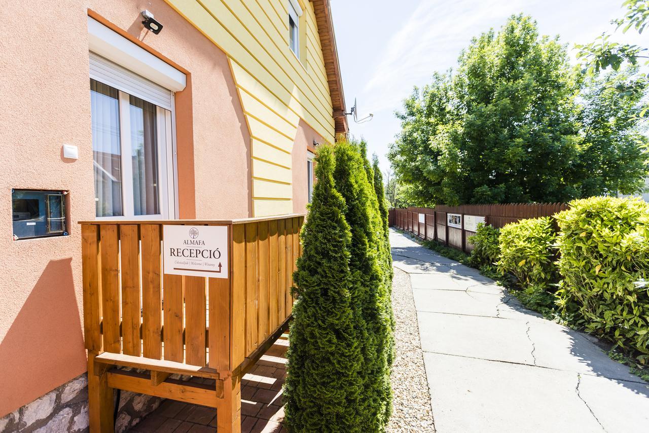 Almafa Apartmanhaz Έγκερ Εξωτερικό φωτογραφία
